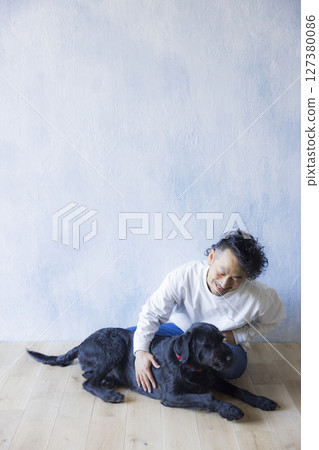 男人和他的狗一起放鬆 男人和他的狗一起放鬆 127380086