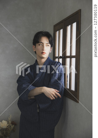 穿著浴衣的年輕人 127380119
