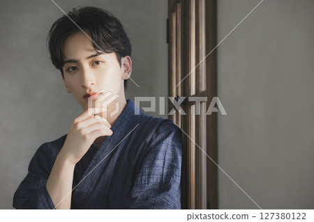 穿著浴衣的年輕人 127380122
