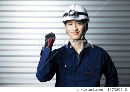 一名身穿工作服、雙臂交叉的男子 127380240