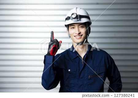 一名身穿工作服、雙臂交叉的男子 127380241