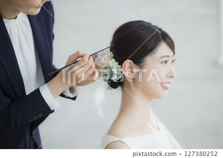 新娘做頭髮和化妝 127380252