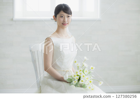 新娘做頭髮和化妝 127380256