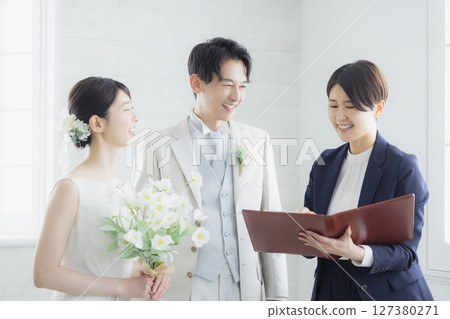 新娘、新郎和主持人 127380271