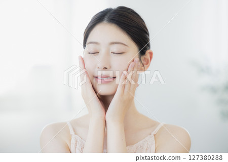 A young woman doing skin care 127380288