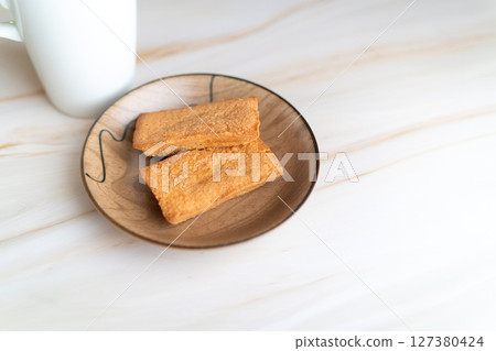 Financiers on a wooden plate and a white mug ⑤ Financiers on a wooden plate and a white mug ⑤ 127380424
