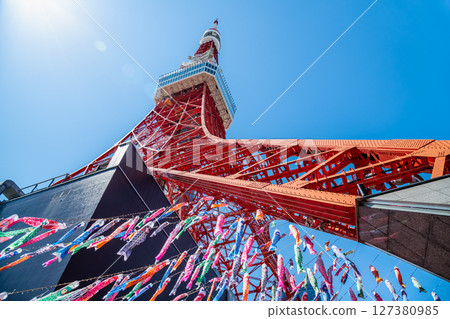 Tokyo Tower and carp streamers against the blue sky 127380985