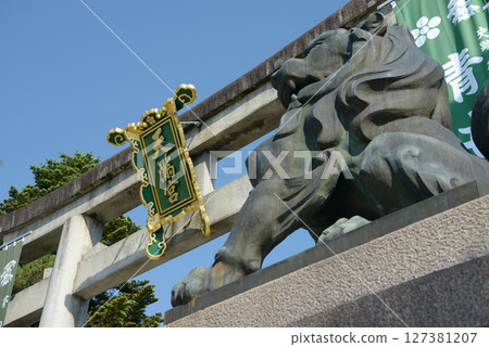 京都市上京區北野天滿宮,入口處有大鳥居、獅子雕像 京都市上京區北野天滿宮,入口處有大鳥居、獅子雕像 127381207