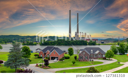 Toxic emissions from thermal power plant polluting air in city suburbs. Electricity production by burning coal fossil fuel. Kingston Steam Plant in Roane County, Tennessee, USA 127381310