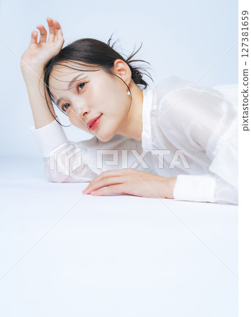 時尚女性的美容與護膚形象 127381659