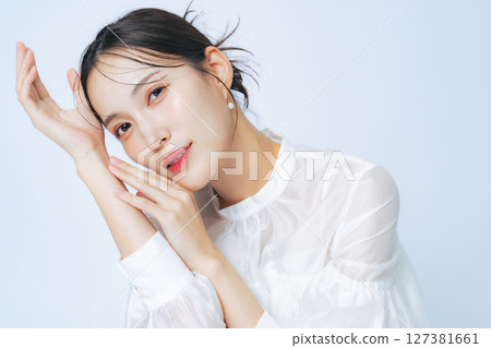 時尚女性的美容與護膚形象 127381661