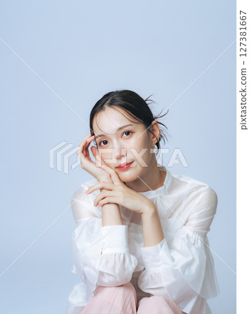 時尚女性的美容與護膚形象 時尚女性的美容與護膚形象 127381667