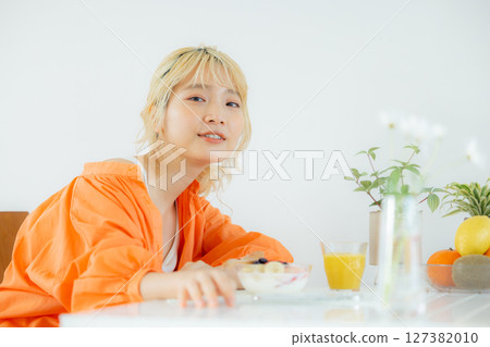 A woman eating breakfast　 127382010