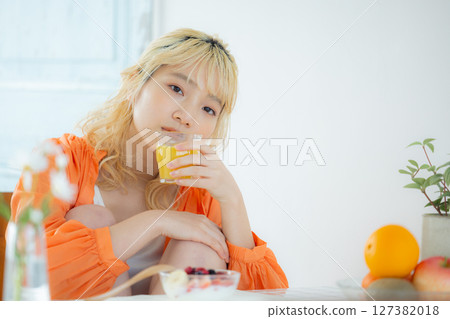 吃早餐的女人』 127382018