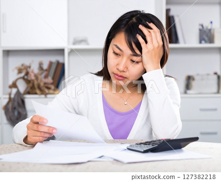 8 Japanese women struggling with household finances AI-generated images 127382218