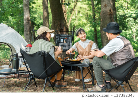 一個親密的家庭在公園和露營地享受日間露營、露營和燒烤。 127382343