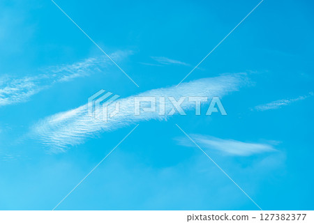 藍天中流動的波浪雲 d-4 淺色 藍天中流動的波浪雲 d-4 淺色 127382377