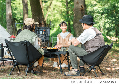 一個親密的家庭在公園和露營地享受日間露營、露營和燒烤。 127382403