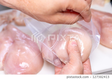 去皮雞胸肉,慢煮,有拉鍊的塑膠袋 去皮雞胸肉,慢煮,有拉鍊的塑膠袋 127382413