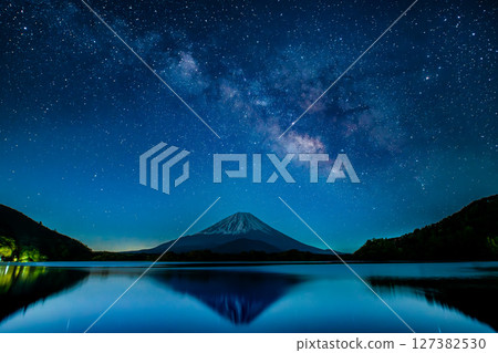 銀河環繞的富士山～本棲湖～ 127382530