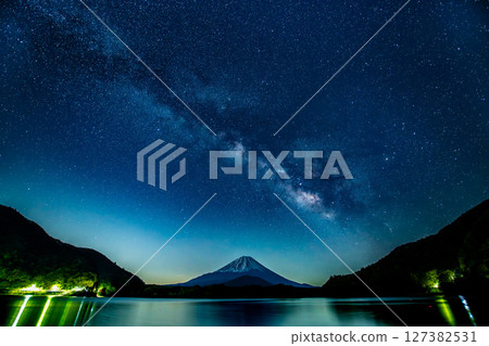 銀河環繞的富士山～本棲湖～ 127382531