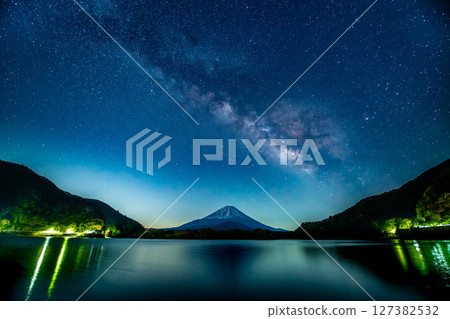 銀河環繞的富士山~本棲湖~ 銀河環繞的富士山~本棲湖~ 127382532