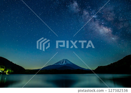 銀河環繞的富士山~本棲湖~ 銀河環繞的富士山~本棲湖~ 127382536