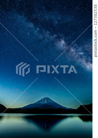 銀河環繞的富士山～本棲湖～ 127382538