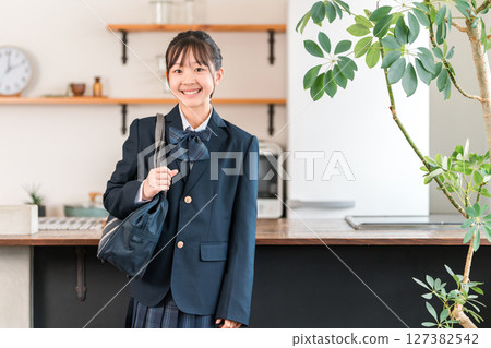 Elementary school, junior high school, and high school girls wearing uniforms in the kitchen at home 127382542