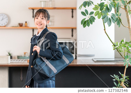 在家廚房穿制服的小學初中高中女生 127382546