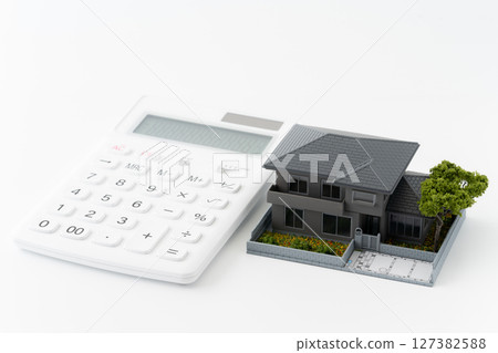 白色背景中的計算器和微型獨立式住宅 127382588