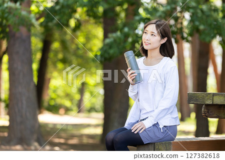 一名女子用自己的瓶子補充水分 127382618