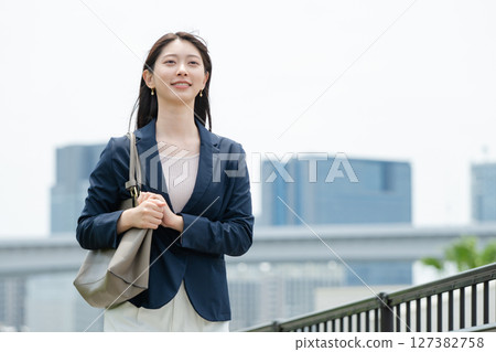 穿西裝的年輕女子 127382758