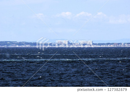 從東京灣渡輪眺望東京灣（三浦半島、三浦海岸地區） 127382879