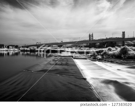 [Infrared photography] Scenery along the Inagawa River that runs along the border 127383020