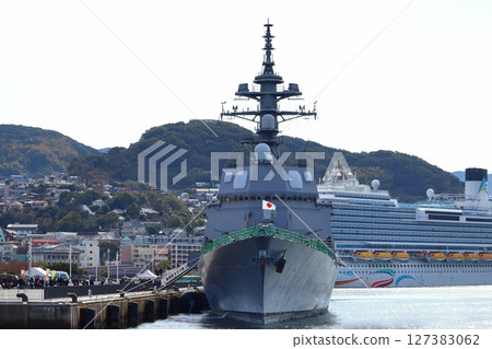護衛艦「鈴月號」(背景的豪華遊輪)正在長崎港出島碼頭參加活動。 護衛艦「鈴月號」(背景的豪華遊輪)正在長崎港出島碼頭參加活動。 127383062