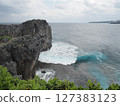 漂浮在海中的岩石 127383123