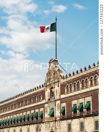 墨西哥城國家宮殿位於索卡洛廣場 127383220