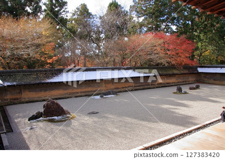 以京都的岩石花園而聞名的龍安寺和秋葉隱密勝地鏡陽池 以京都的岩石花園而聞名的龍安寺和秋葉隱密勝地鏡陽池 127383420
