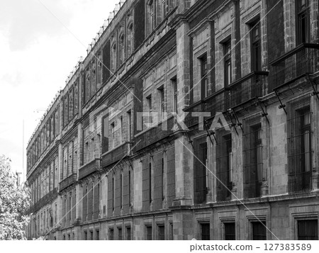 墨西哥城：面向索卡洛廣場的下沉建築 127383589