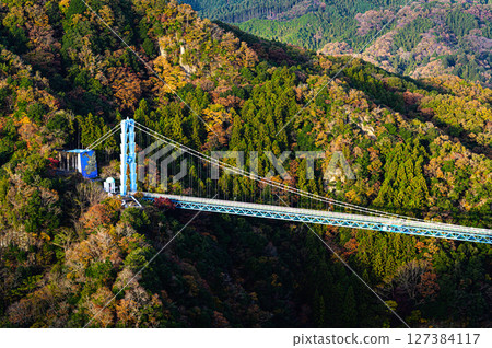 Autumn foliage on the mountain and Ryujin Suspension Bridge 127384117
