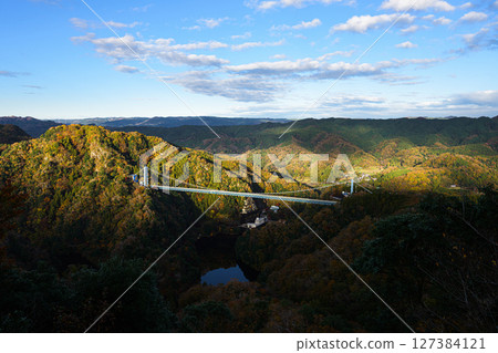 山上的紅葉和龍神大橋 127384121