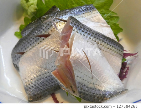 A popular Edomae sushi topping! A small dish of gizzard shad marinated in vinegar 127384263