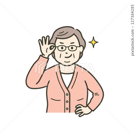 一位肥胖的老婦人舉起眼鏡,咧嘴一笑,表現出自信。 一位肥胖的老婦人舉起眼鏡,咧嘴一笑,表現出自信。 127384285