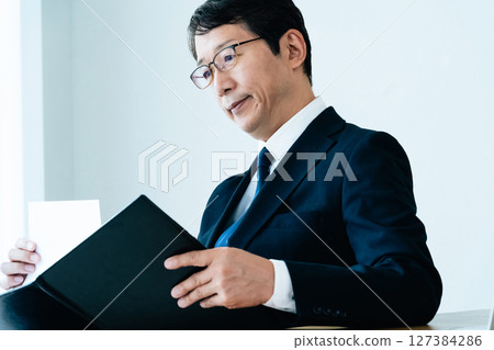 檢查材料的商人 127384286