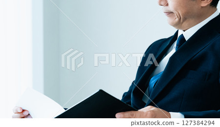 檢查材料的商人 127384294