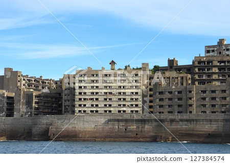 軍艦島（端島）西側的鋼筋混凝土房屋和端島神社的遺跡 127384574