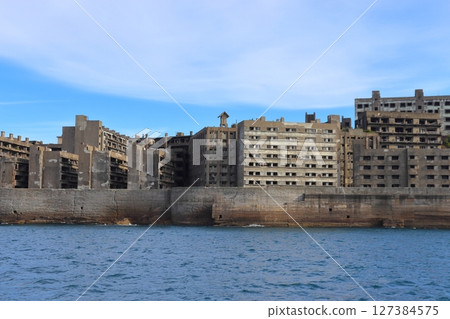 軍艦島(端島)西側的鋼筋混凝土房屋和端島神社的遺跡 軍艦島(端島)西側的鋼筋混凝土房屋和端島神社的遺跡 127384575
