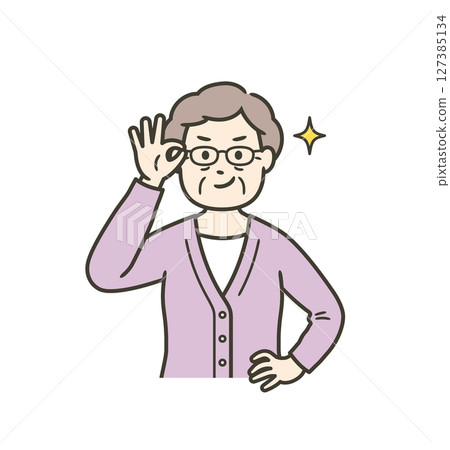 一位晚年老婦舉起眼鏡，咧嘴一笑，表現出自信。 127385134