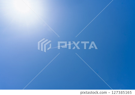 清爽的藍天中閃耀的凝結尾跡和光線 天空景觀素材（江戶時代的石板路周圍的空中拍攝） 阿蘇市 127385165